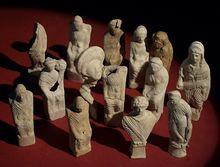 Info::Sakrale Massenware. Grabbeigaben aus Duppach-Weiermühle, Kreis Daun.Foto: Landesmuseum Abb.