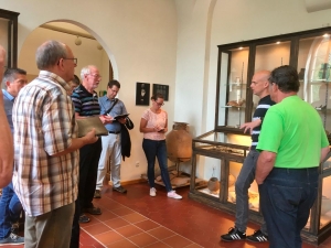 Dr.Peter Henrich mit Schulungsteilnehmern im Museum