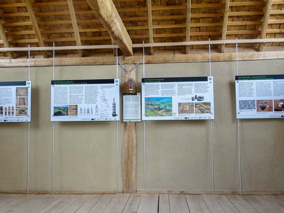 Blick vom Eingang in das Geb&auml;ude mit Infotafeln und einer Replik.