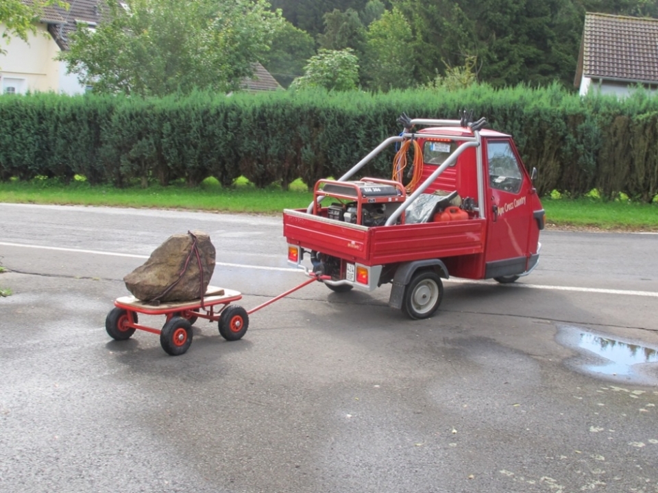 Schwertransport mit Sandsteinfragment - LKW mit Anh&auml;nger