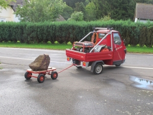 Schwertransport mit Sandsteinfragment - LKW mit Anh&auml;nger