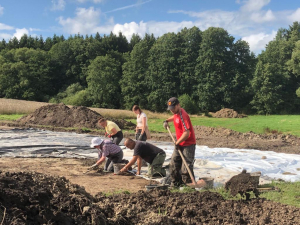 Die Arch&auml;ologen w&auml;hrend ihrer t&auml;glichen Arbeit - nicht immer einfach