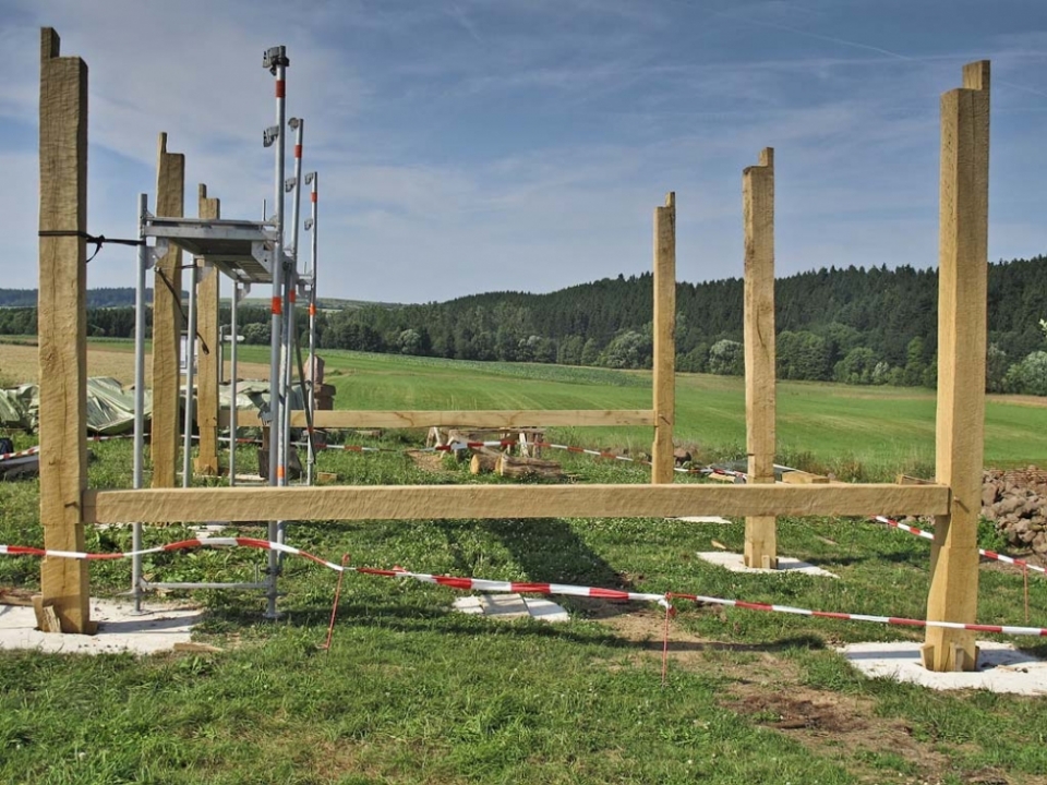 Die 6 Pfosten stehen und die ersten Querbalken wurden eingesetzt - dazu ein &bdquo;neuzeitliches&rdquo; Bauger&uuml;st