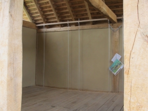 "Moderne trifft Antike" - moderne Montagestangen zur Bestigung der Infotafeln in der Nachbildung eines r&ouml;mischen Speichergeb&auml;udes.