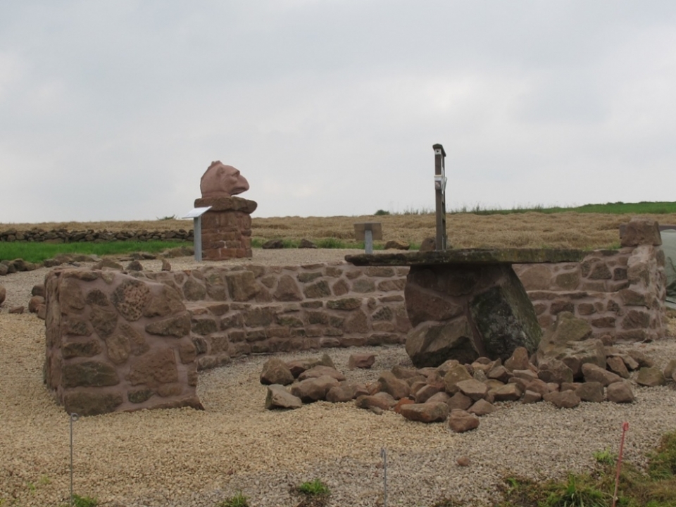 Die Exedra - im Vordergrund des Sitzkreises auf einem Sockel aus alten r&ouml;mischen Steinen liegt die Sandsteinplatte als Tisch. Sie wurde dem AFD aus Ausava gespendet.