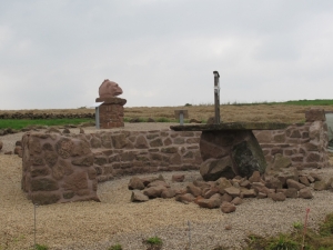 Die Exedra - im Vordergrund des Sitzkreises auf einem Sockel aus alten r&ouml;mischen Steinen liegt die Sandsteinplatte als Tisch. Sie wurde dem AFD aus Ausava gespendet.
