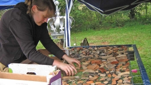 Lisa Krieger beim Reinigen der Fundst&uuml;cke