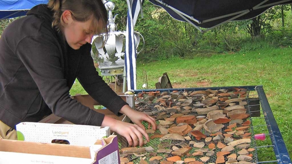 Lisa Krieger beim Reinigen der Fundst&uuml;cke