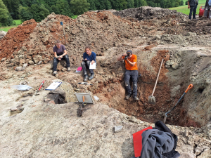 Arch&auml;ologinnen und Arch&auml;ologen bei der vielf&auml;ltigen und anspruchsvollen Arbeit