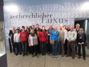 Mitglieder des Arch&auml;ologischen F&ouml;rdervereins Duppach vor der Ausstellung