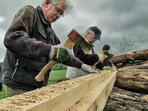 Die Eichenst&auml;mme werden mit Beilen bearbeitet