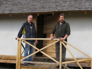 Schreiner und Schmied vor der Eingangst&uuml;r