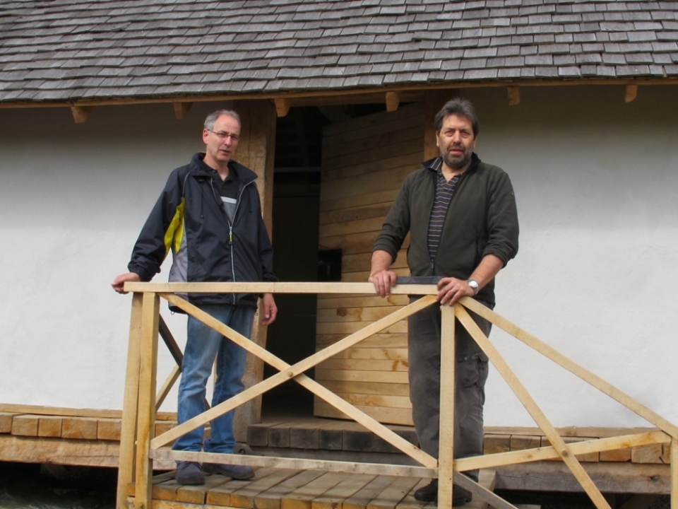 Schreiner und Schmied vor der Eingangst&uuml;r