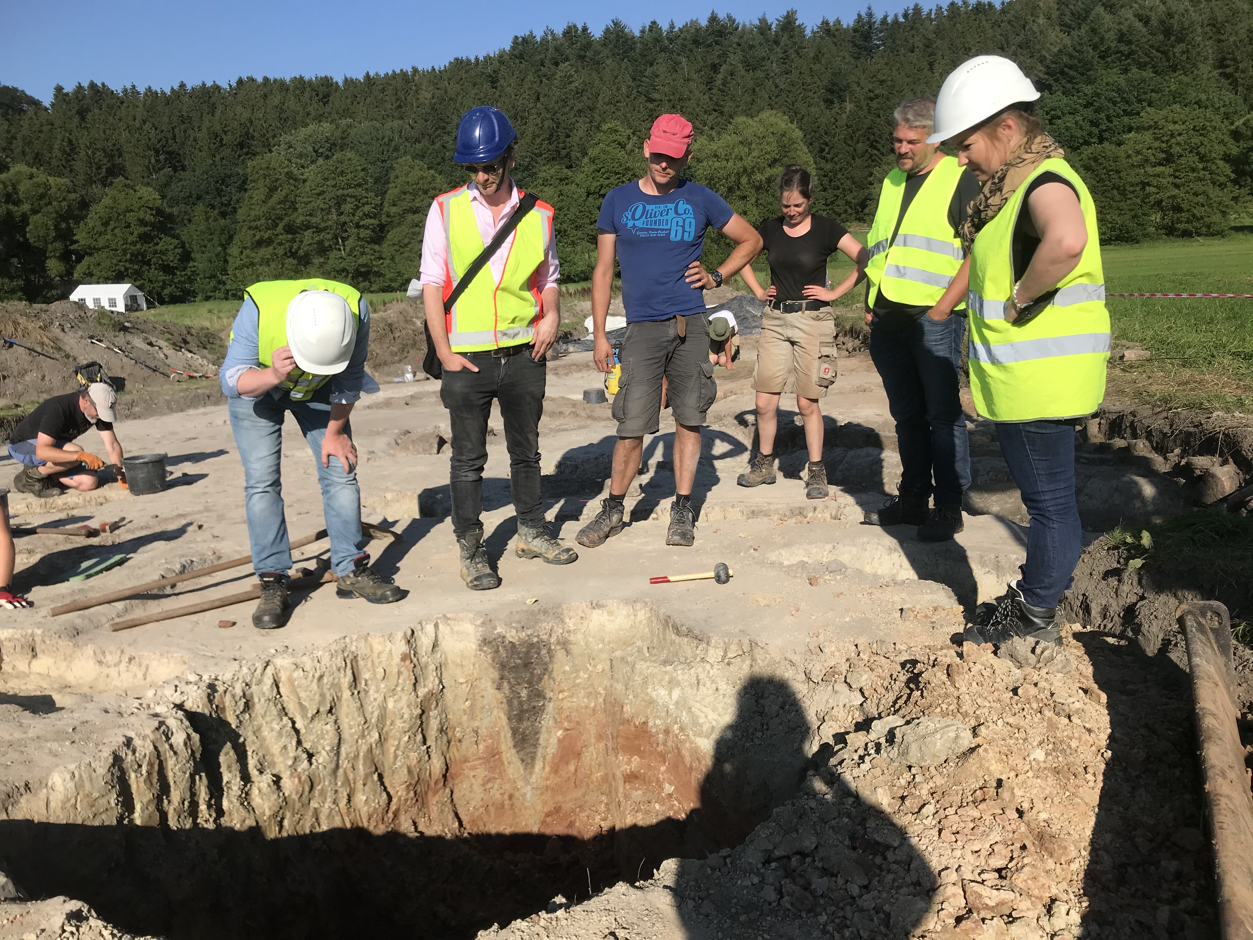 Besuch der Landesarch&auml;ologie w&auml;hrend der Grabung 2021