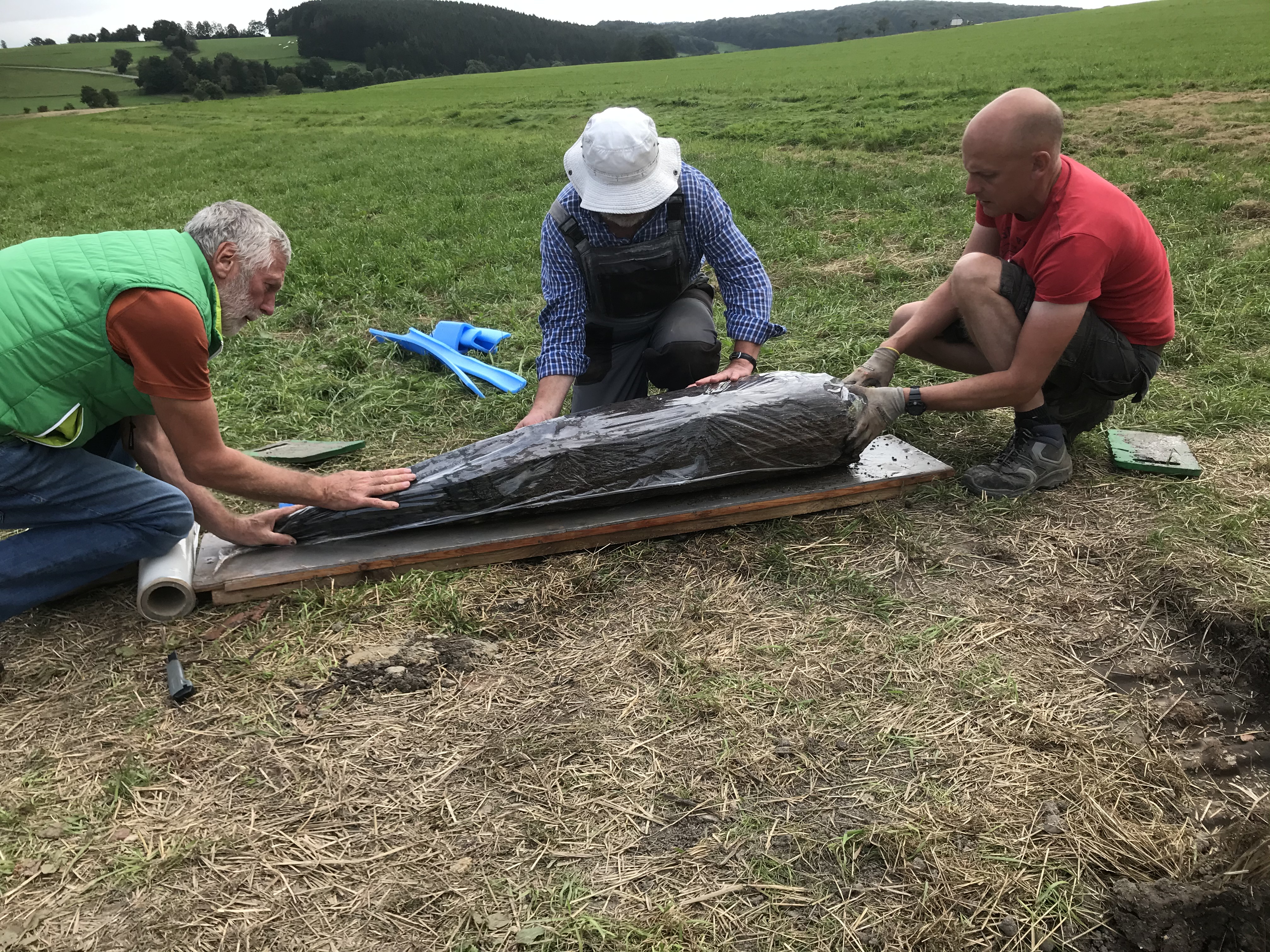Der 1,6m lange und zusgespitzte Eichenpfahl wird nach der Bergung transportsicher verpackt