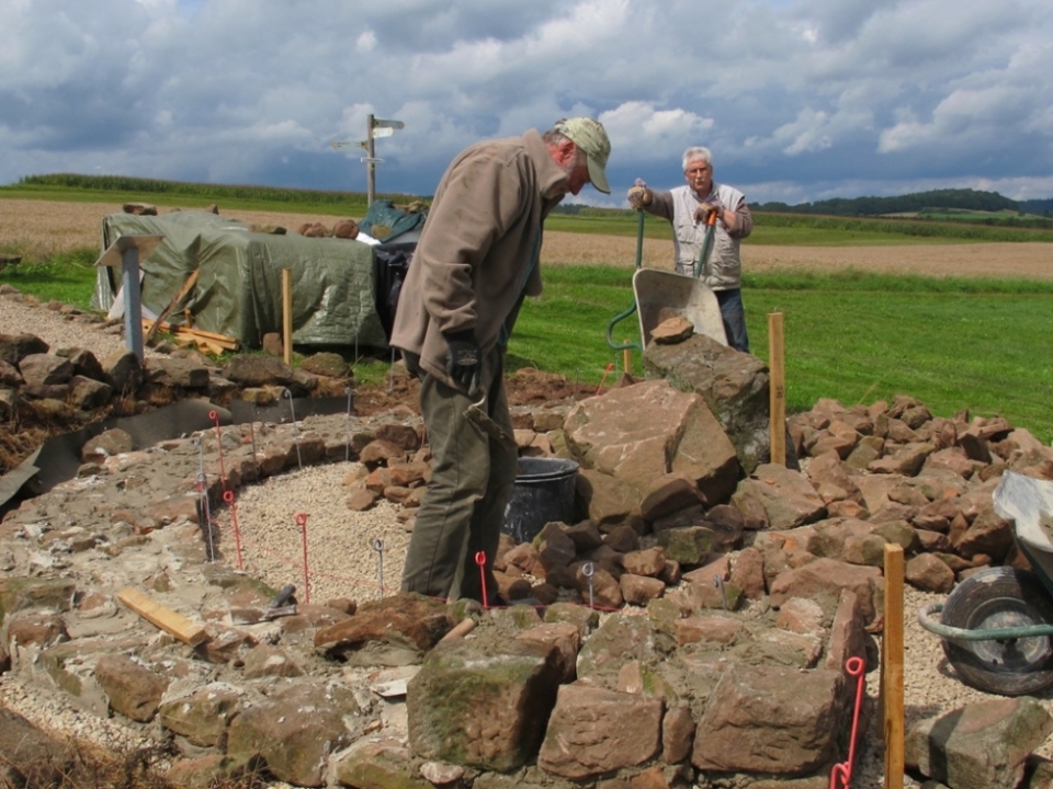 Der Halbkreis ist schon zu erkennen - ansonsten Steine in allen Gr&ouml;&szlig;en, die noch alle auf ihre Bestimmung warten.