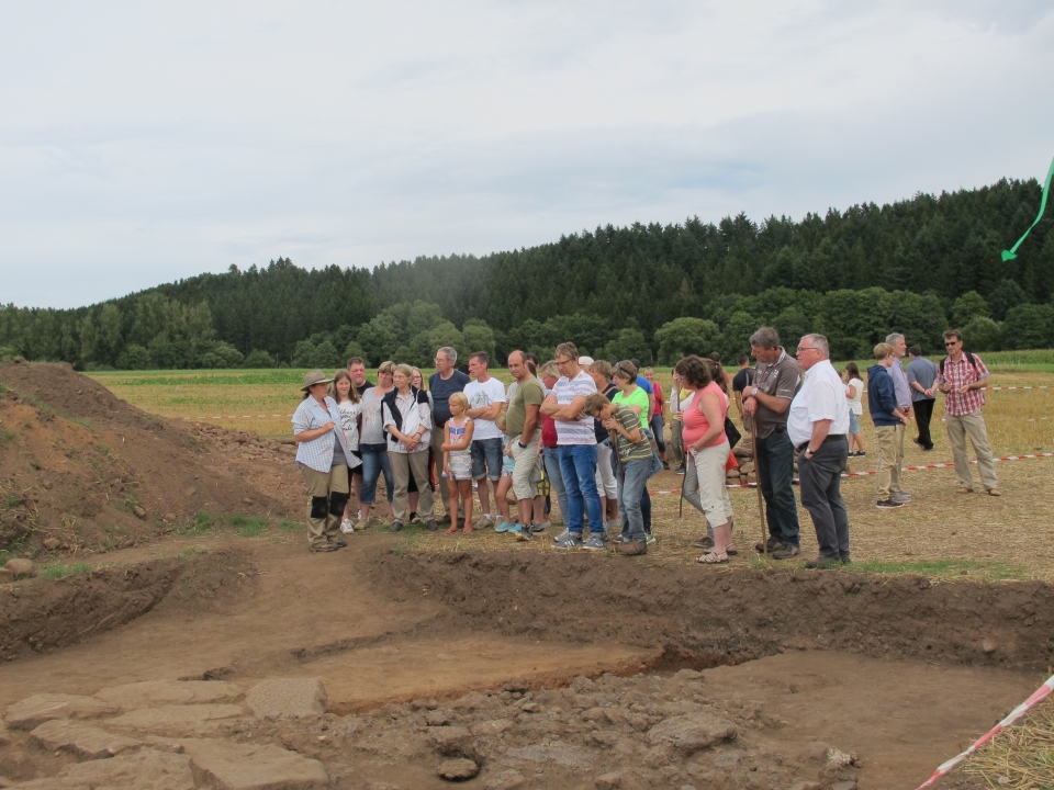 F&uuml;hrung einer  Gruppe durch die Grabungsleiterin Elisabeth Krieger M.A.