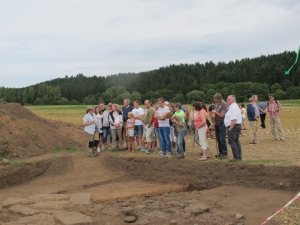 F&uuml;hrung einer  Gruppe durch die Grabungsleiterin Elisabeth Krieger M.A.