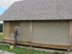 Auch wenn wir uns eigentlich die Lehmfarbe au&szlig;en gew&uuml;nscht h&auml;tten - Kalkputz als Wetterschutz ist unumg&auml;nglich.