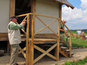 Die &bdquo;klobige&rdquo; Bautreppe ist durch eine ansprechendere Version ersetzt worden, nun muss das Gel&auml;nder noch bearbeitet werden.