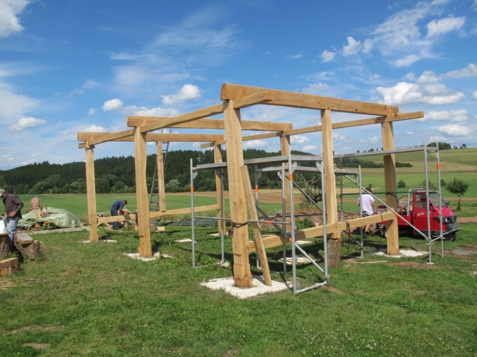 Der Holzunterbau steht