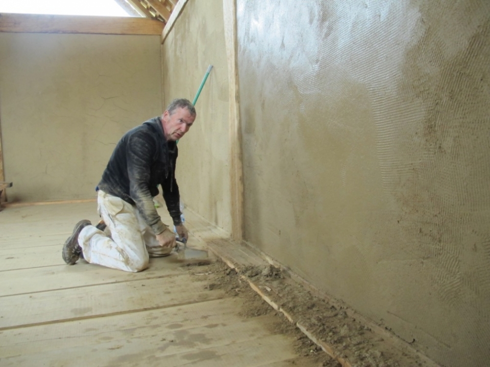 Die zweite Lehmputzschicht ist im letzten Gefach aufgetragen - nun nur noch alles ordentlich s&auml;ubern.