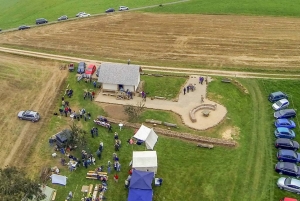 Der Infopunkt "Auf Bremscheid" aus luftiger H&ouml;he. Die gesamte Anlage mit 6-Pfostenbau, Greifenkopf, Exedra und Trockenmauern aus r&ouml;mischen Steinen.