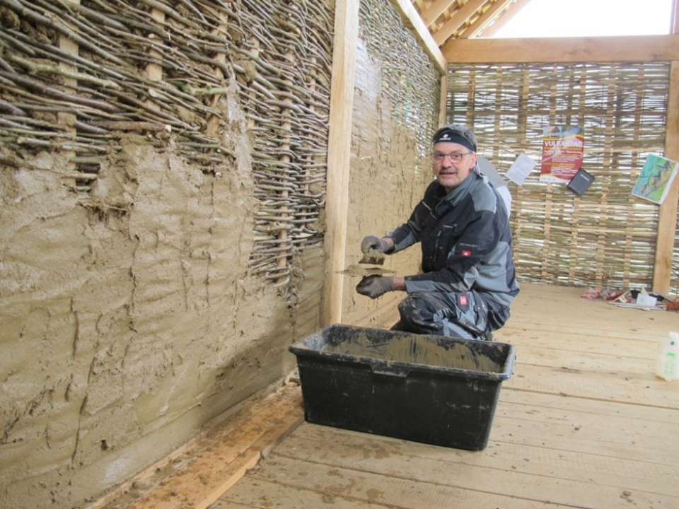 Landrat Heinz-Peter Thiel beim Lehmputz-Einsatz - einmal in einem etwas anderen Outfit