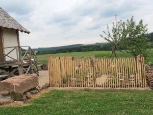 Der Kr&auml;utergarten mit Stakettenzaun