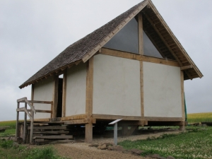Zwei Seiten haben ihren &bdquo;Endzustand&rdquo; erreicht. Mit dem Kalkputz sind die Au&szlig;enw&auml;nde wetterfest.