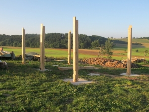 Die ersten Pfosten in der Abendsonne &bdquo;Auf Bremscheid&rdquo;