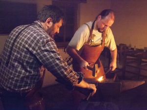 Schmied Thomas Knauf mit Lehrling