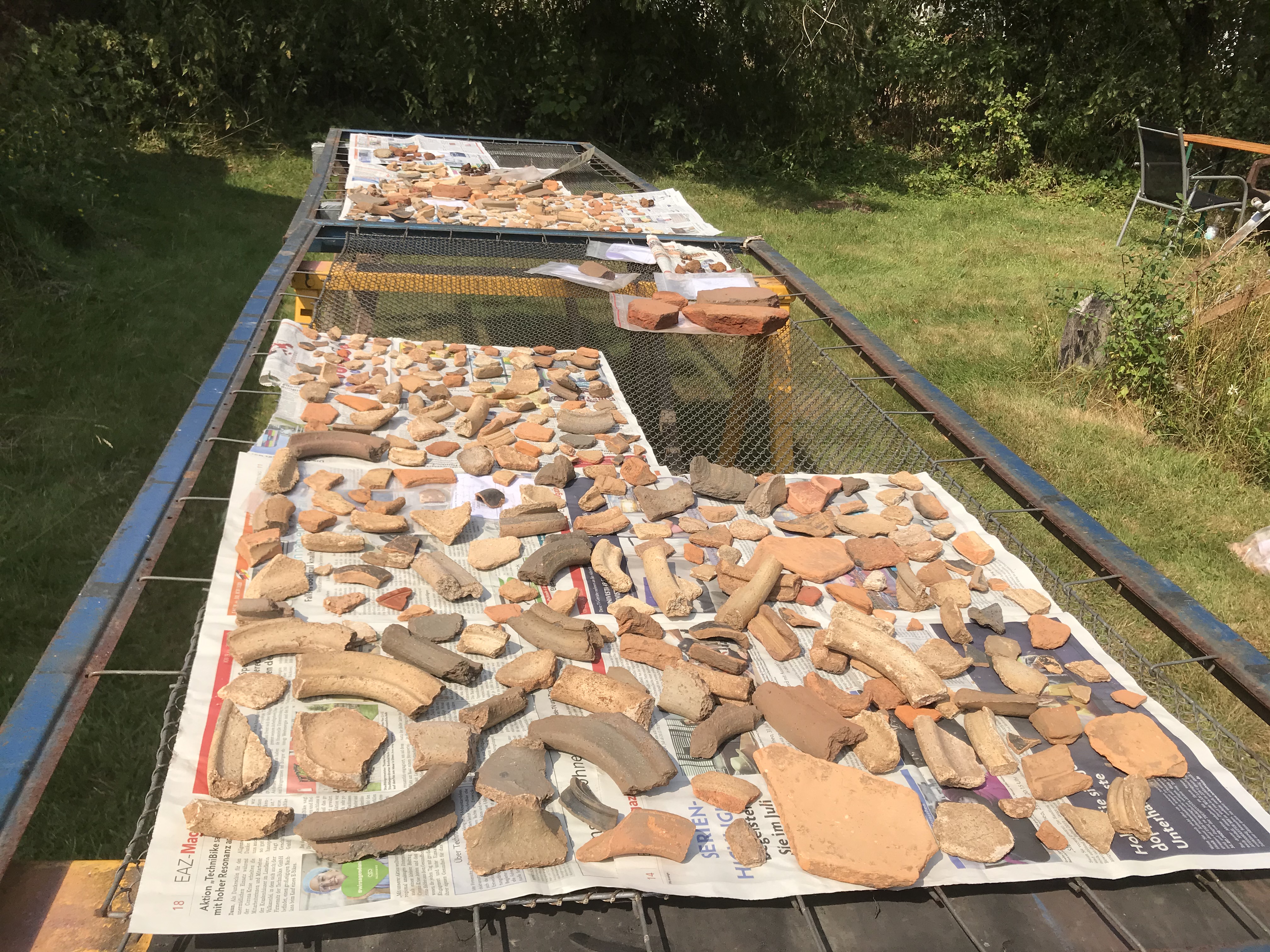 Eine kleine Auswahl der gereinigten Fundst&uuml;cke der Grabung 2019