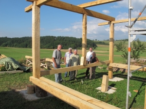 Dr. Marcus Reuter und einige Helfer am 6-Pfosten-Bau