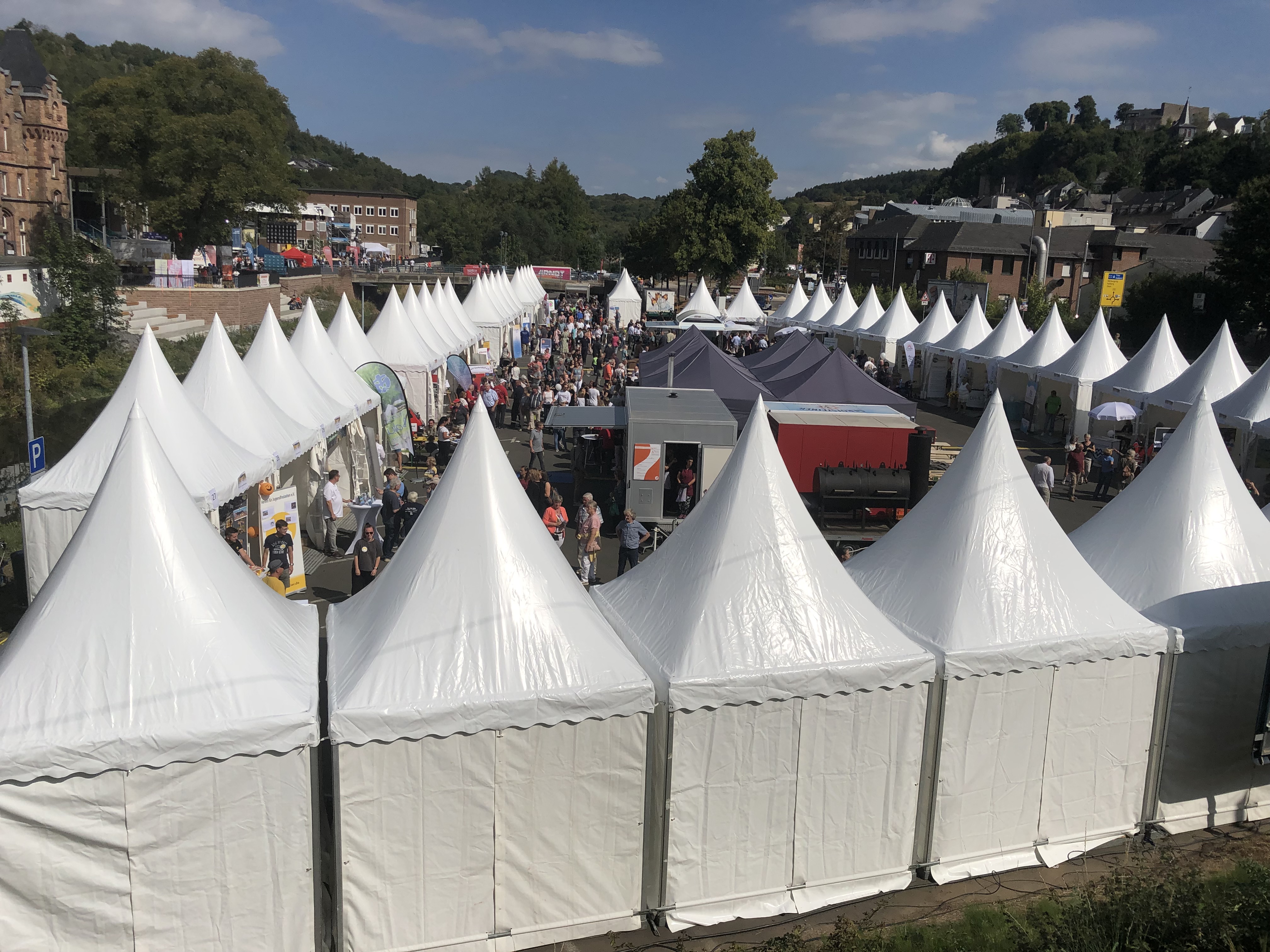 Ein Blick von der Hochbr&uuml;cke auf den "Marktplatz Ehrenamt" 