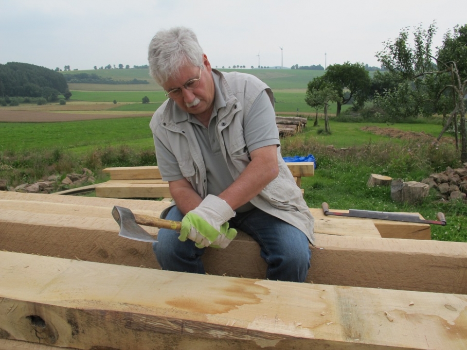Dr. Heribert Steinmetz bei Beilarbeiten f&uuml;r den 6-Pfostenbau