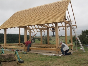 Befestigung der letzten beiden Balken mit einem Blick auf die tolle Dacheindeckung