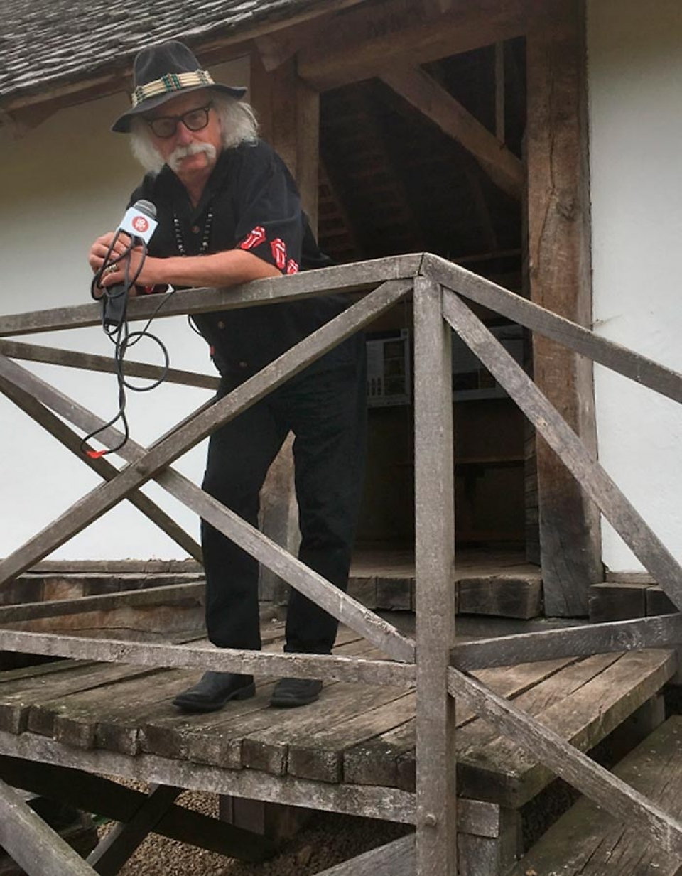 Hubert vom Venn vor dem 6-Pfostenbau
