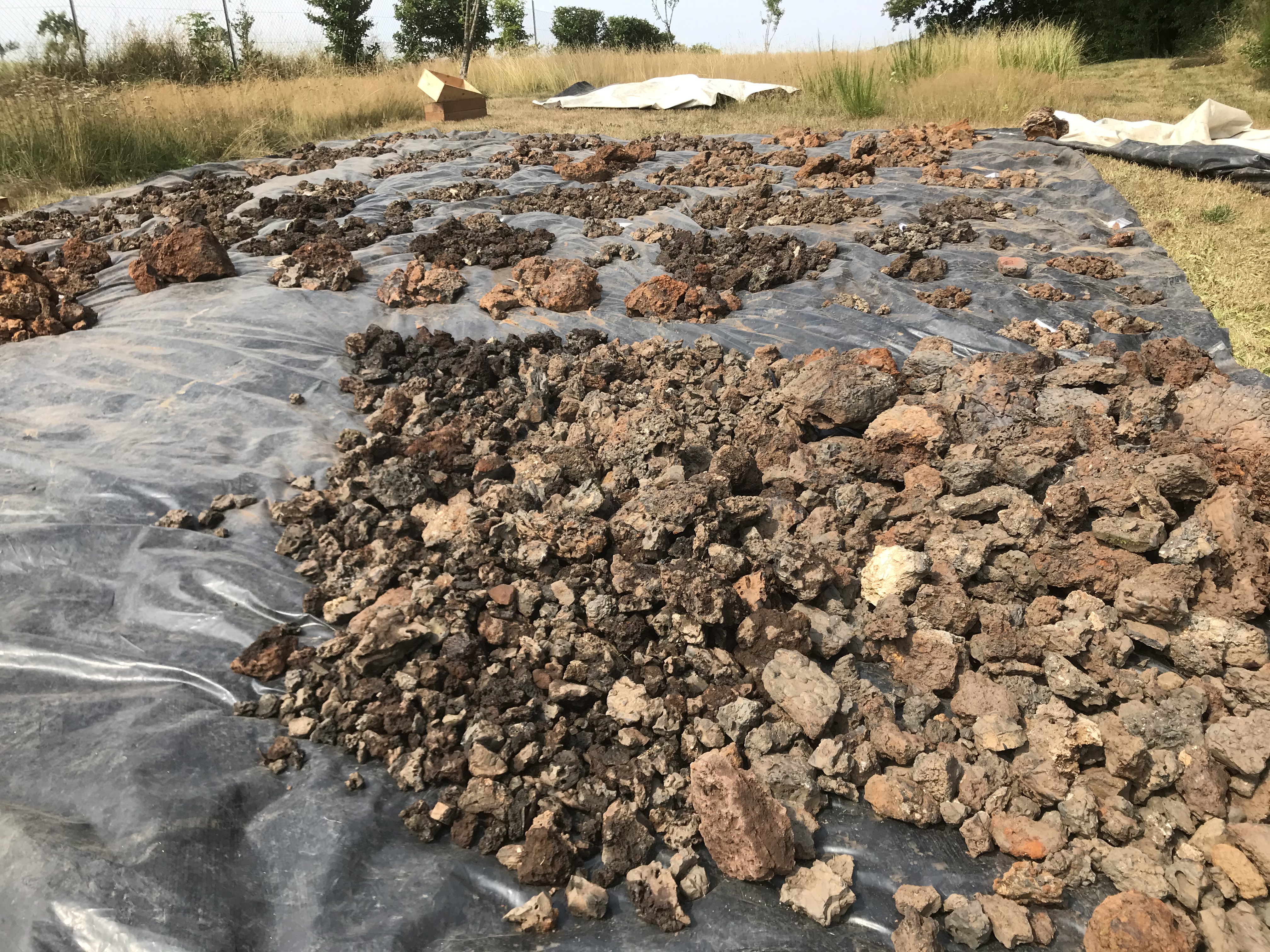 Ein Teil der gereinigten und teilweise sortierten Schlacke
