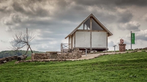 Der Info-Punkt am Grabungsgel&auml;nde